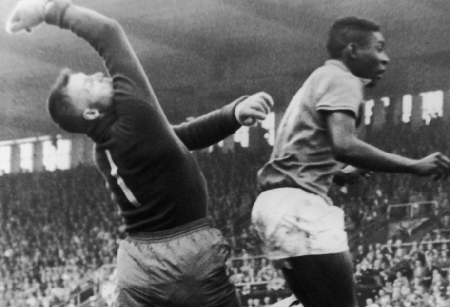 Pelenin 1958-ci il dünya çempionatının final forması hərracda 4,88 milyon dollara satılıb