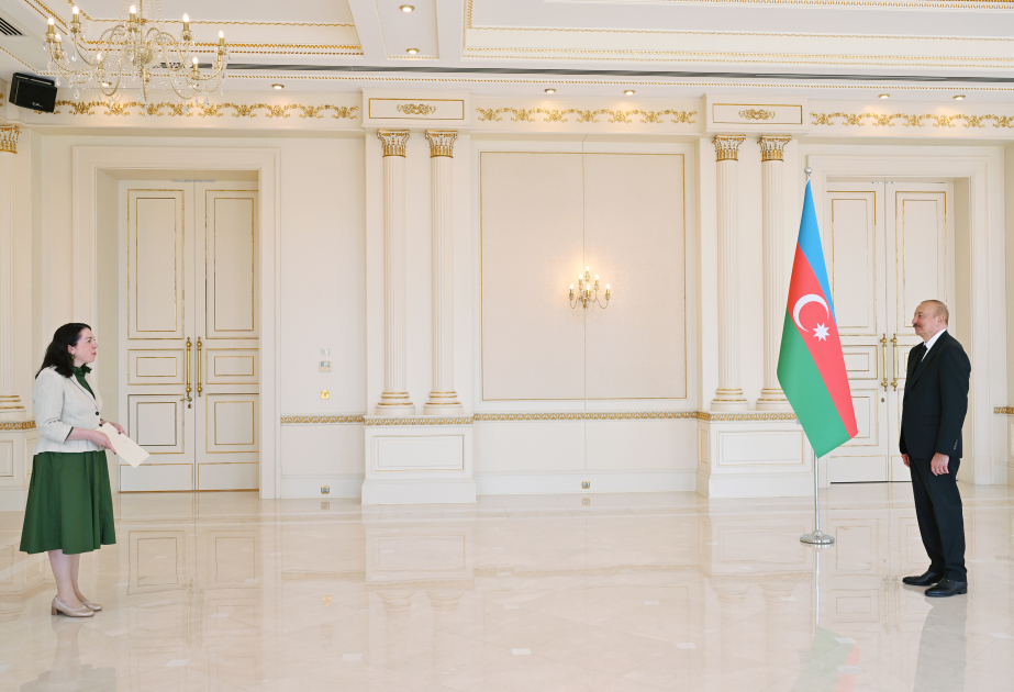 Präsident Ilham Aliyev nimmt Beglaubigungsschreiben der neuen irischen Botschafterin entgegen VIDEO