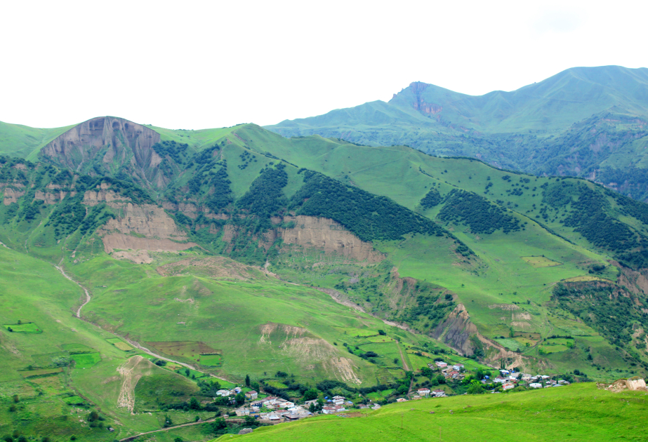 Açıq səma altında rəsm qalereyası - Şahdağ yolundan FOTOREPORTAJ