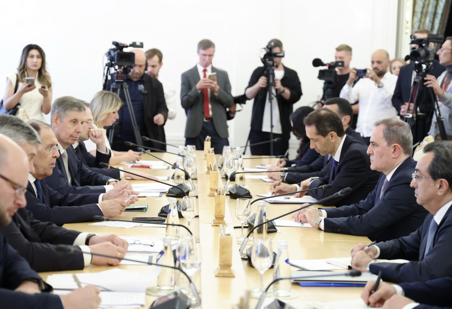 Außenminister Aserbaidschans und Russlands führen Gespräche in Moskau