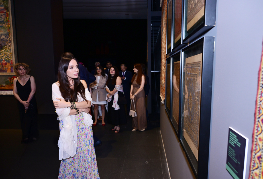 Leyla Aliyeva assiste à la présentation de l'exposition « Les tapis azerbaïdjanais – de la tradition à l'art contemporain » à Budapest