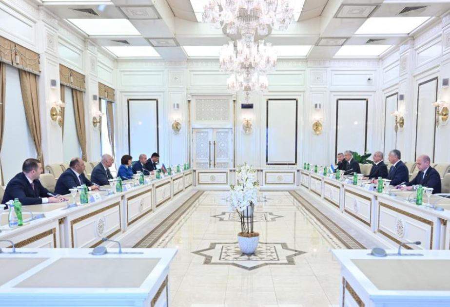 La Presidenta de Milli Majlis recibió a una delegación de Uzbekistán