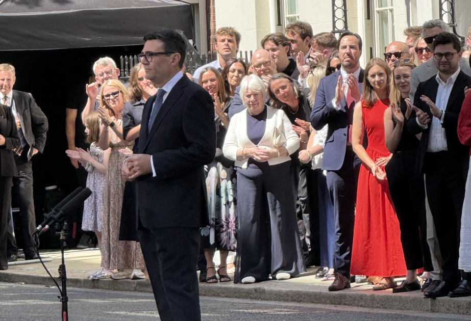 Andy Burnham ist neuer Premierminister in Großbritannien