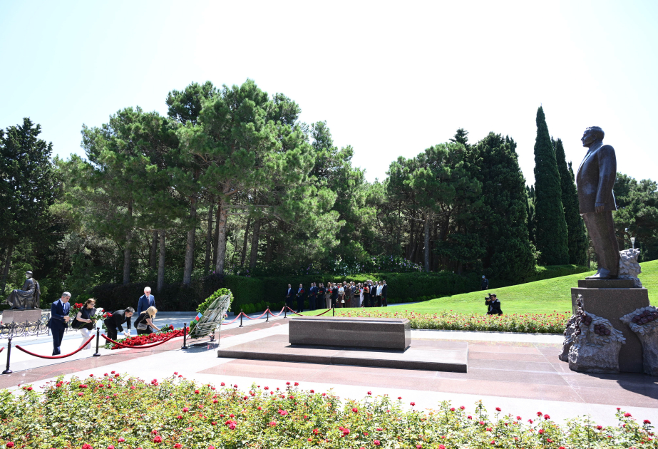 AZERTAC employees visit grave of National Leader Heydar Aliyev in Alley of Honors VIDEO