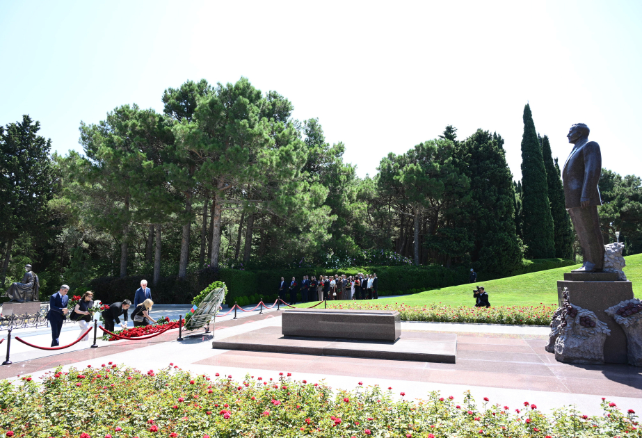 AZERTAC-Mitarbeiter ehren Andenken von Nationalleader Heydar Aliyev
