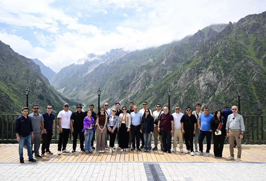 Periodistas azerbaiyanos visitan el parque natural Ala-Archa en Kirguistán
