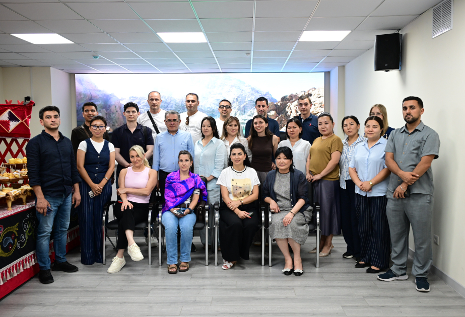 La delegación de periodistas azerbaiyanos conoce el funcionamiento de los medios de comunicación de Kirguistán