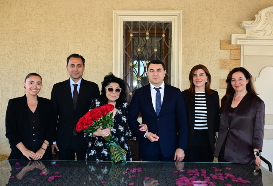 Mədəniyyət naziri Adil Kərimli Xalq artisti Flora Kərimovanı evində ziyarət edib