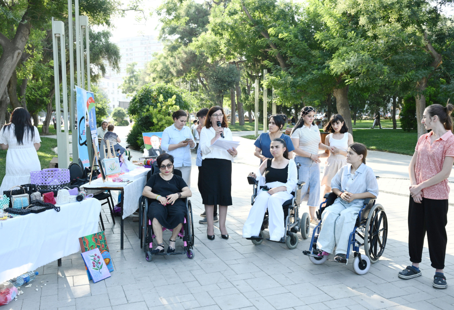 Nərimanov parkında təşkil edilən satış sərgisində 20-yə yaxın sağlamlıq imkanları məhdud şəxsin əl işləri sərgilənir