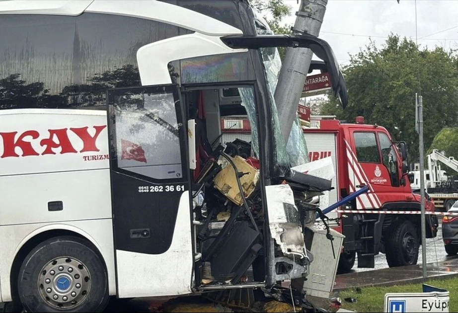 İstanbulda avtobusla minik avtomobili toqquşub: 30 nəfər xəsarət alıb