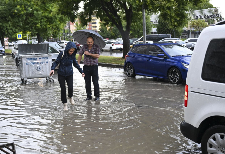 Yayın ortasında payız fəsli: Türkiyənin 35 vilayətində leysan yağışları
