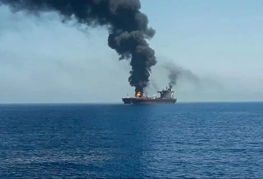 Hörmüz boğazında tanker minaya düşüb