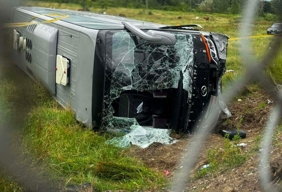 Gürcüstanda avtobus aşıb, 14 nəfər xəsarət alıb