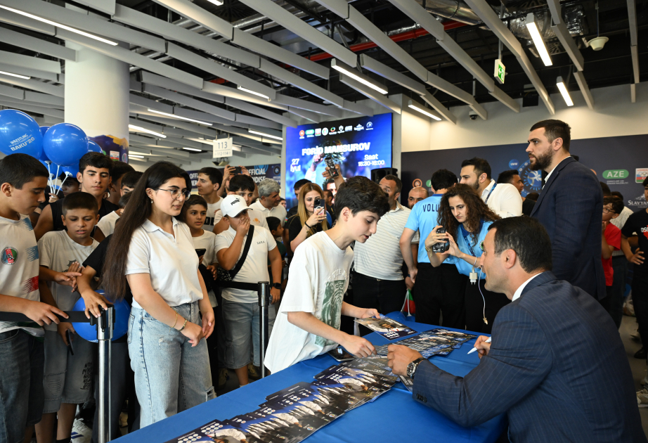 Fərid Mansurov dünya çempionatı üçün yaradılan fan-zonada azarkeşlərlə görüşüb
