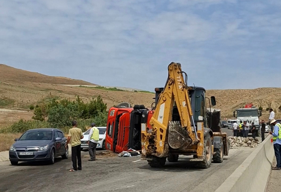 Bakı-Şamaxı-Yevlax avtomobil yolunda yük maşını aşıb: Xəsarət alan yoxdur