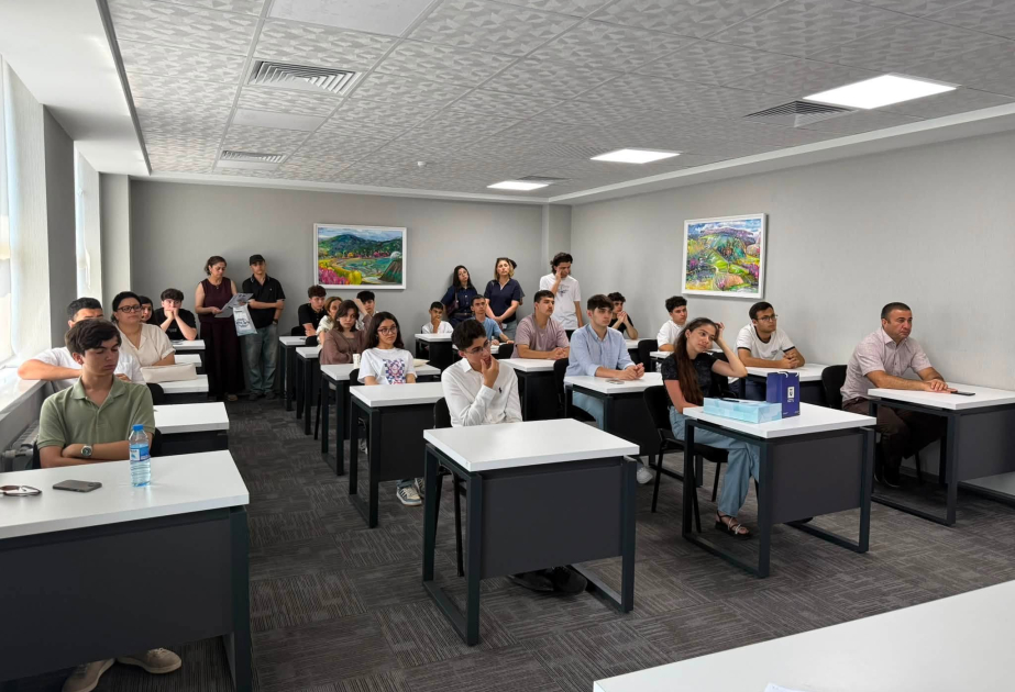 AzTU əməkdaşları abituriyentlərə universitetdə tədris olunan ixtisaslar haqqında məlumat verirlər