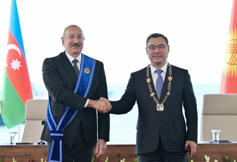 Cérémonie de remise de distinctions aux présidents azerbaïdjanais et kirghiz MIS A JOUR VIDEO