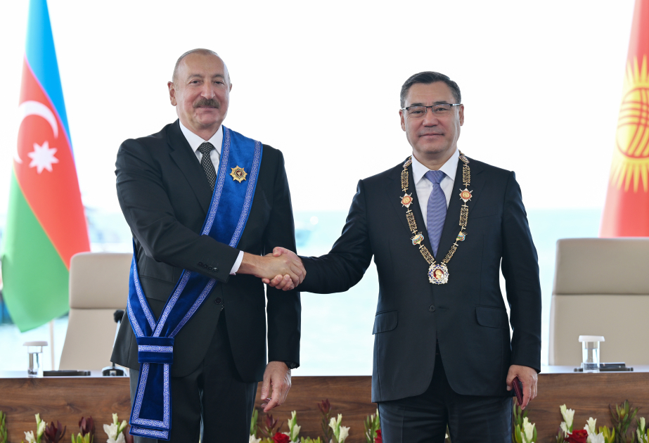 Ceremonia de condecoración de los Presidentes de Azerbaiyán y Kirguistán