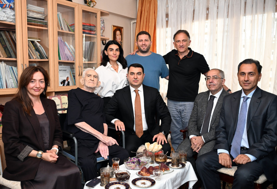Mədəniyyət naziri Xalq artisti Tofiq Bakıxanovu evində ziyarət edib