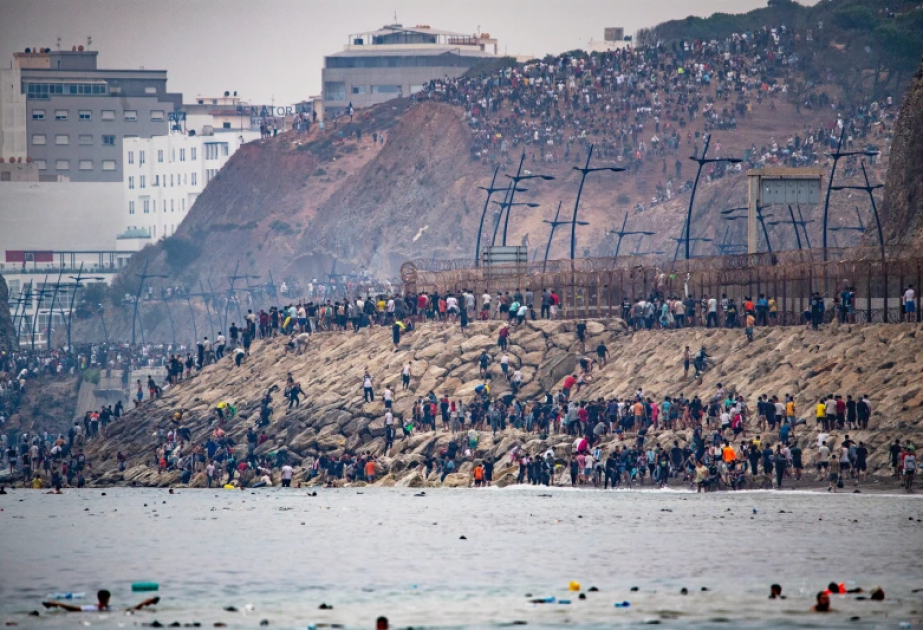 İspaniyanın Seuta ərazisinə keçən on minlərlə miqrant könüllü olaraq Mərakeşə qayıdıb