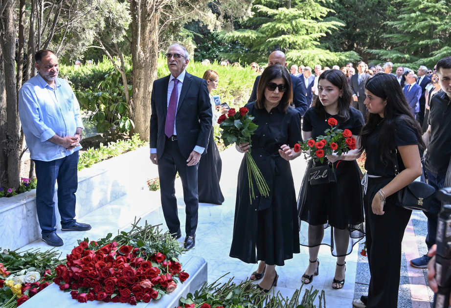 Xalq yazıçısı Elçinin vəfatının ildönümü ilə əlaqədar məzarı ziyarət olunub
