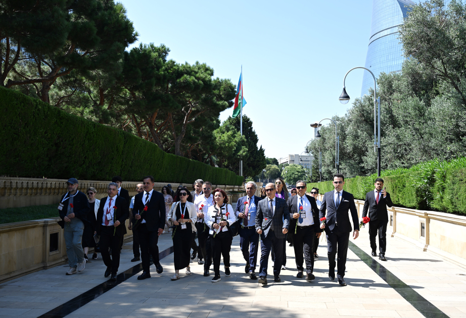 Turkish journalists visit Alley of Honors, “Turkish Martyrdom” monument in Baku