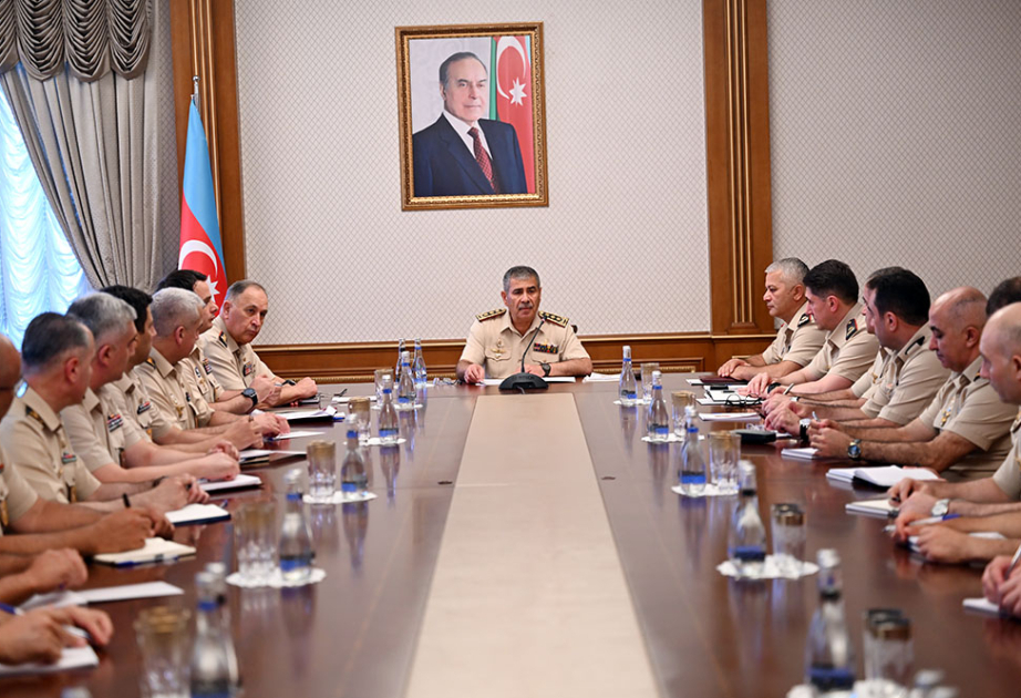 Azerbaijan’s Defense Minister meets with military attachés