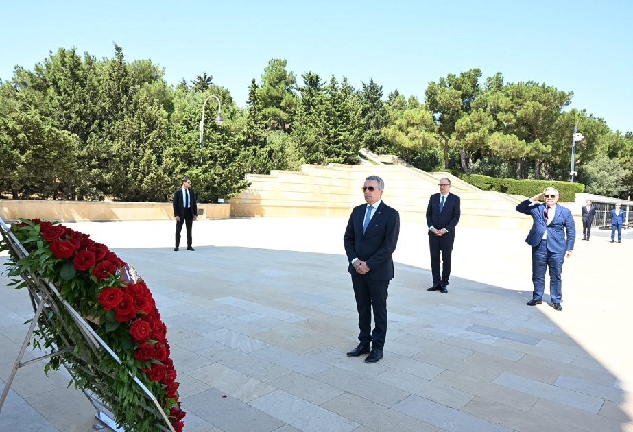 İsveçrənin Federal Xarici İşlər Departamentinin rəhbəri Bakıda şəhidlərin xatirəsini anıb