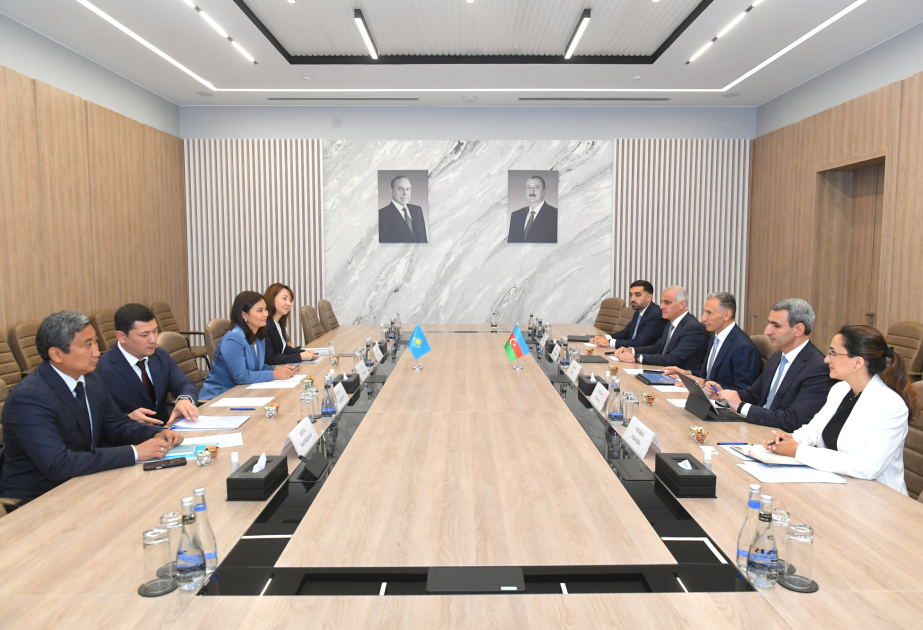 أذربيجان وكازاخستان تبحثان تطوير الممر الأوسط