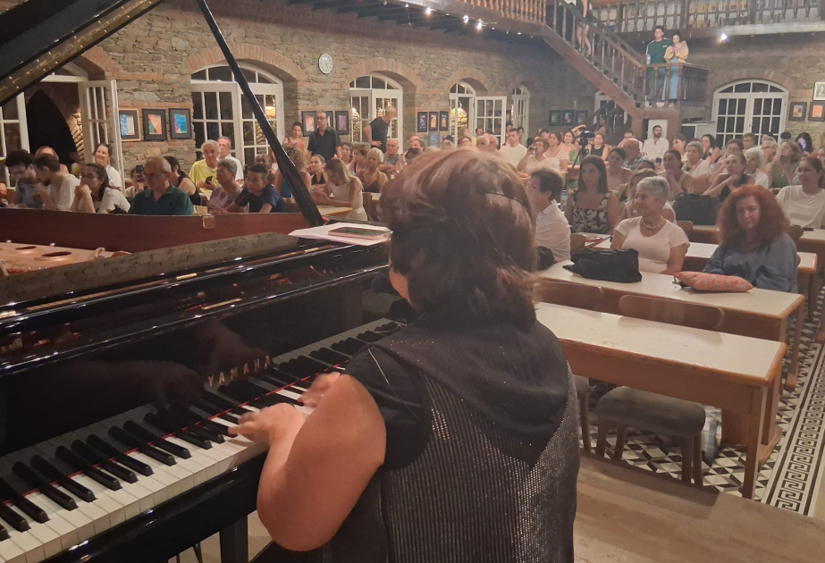 Presentan en Esmirna una sesión de musicoterapia de una especialista azerbaiyana