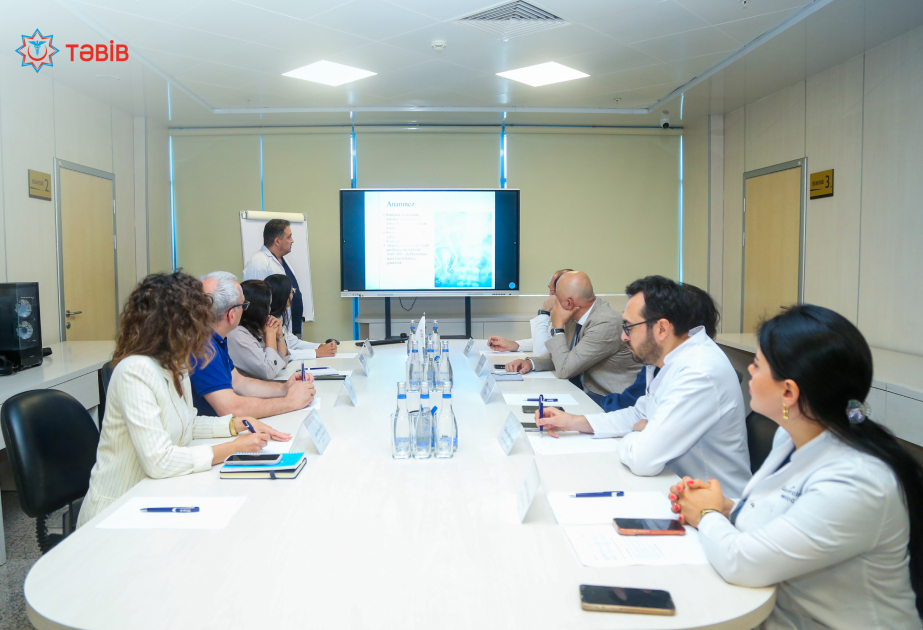 Profesor estadounidense analiza casos clínicos complejos junto a especialistas azerbaiyanos en "Yeni Klinika"