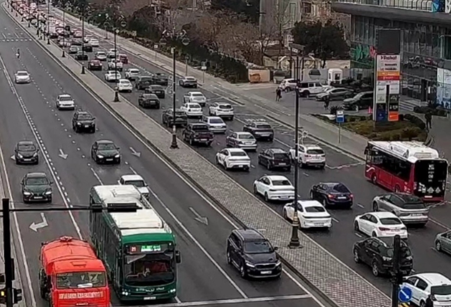 Paytaxtın bir sıra yollarında nəqliyyatın sıxlığı müşahidə olunur