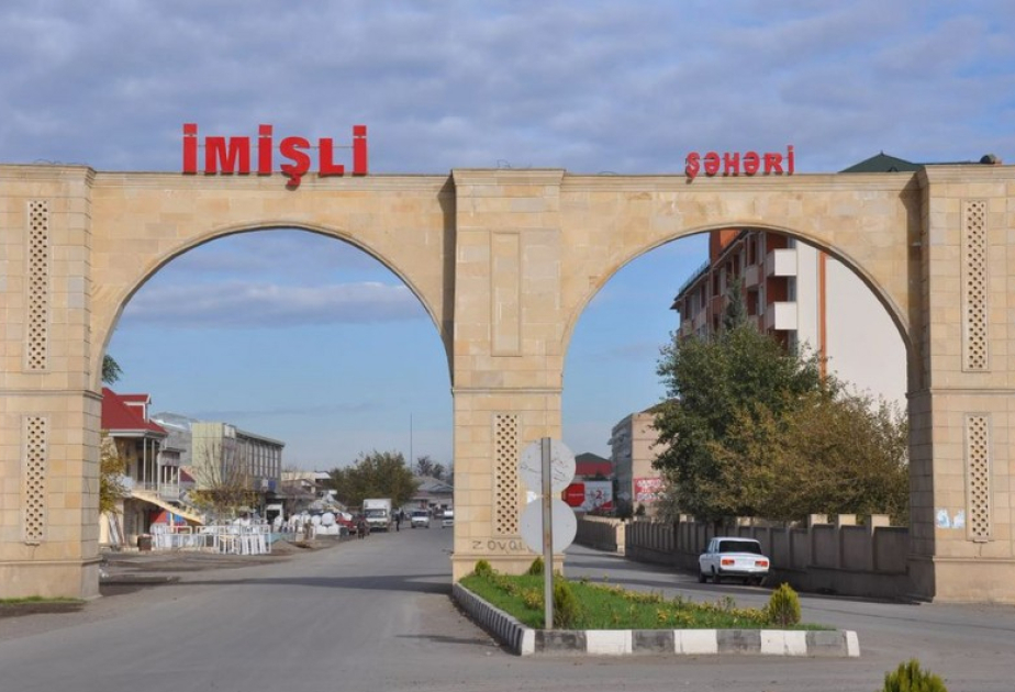 İmişlidə “Mercedes” işıq dirəyinə çırpılıb: 3 nəfər xəsarət alıb