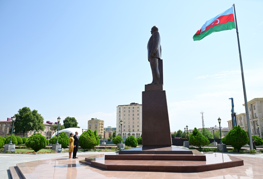 Prezident İlham Əliyev Ümummilli Liderin Naxçıvan şəhərinin mərkəzində ucaldılan abidəsini ziyarət edib VİDEO