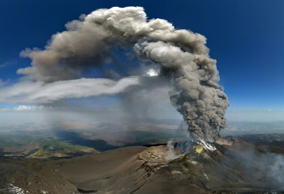 Etna vulkanının püskürməsi Siciliyada minlərlə turistin səfərini pozub