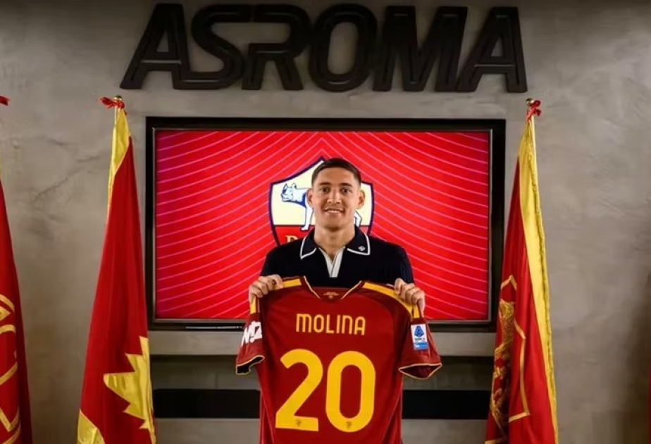 Roma sign Nahuel Molina