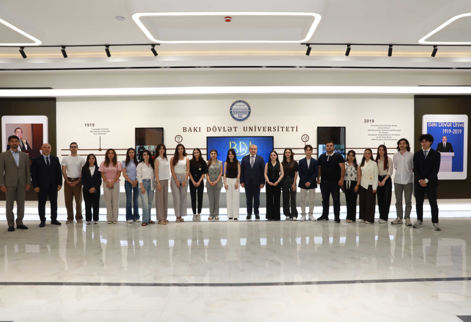Xaricdə təhsil üzrə Dövlət Proqramının qalibi olan BDU məzunlarının bir qrupu ilə görüş