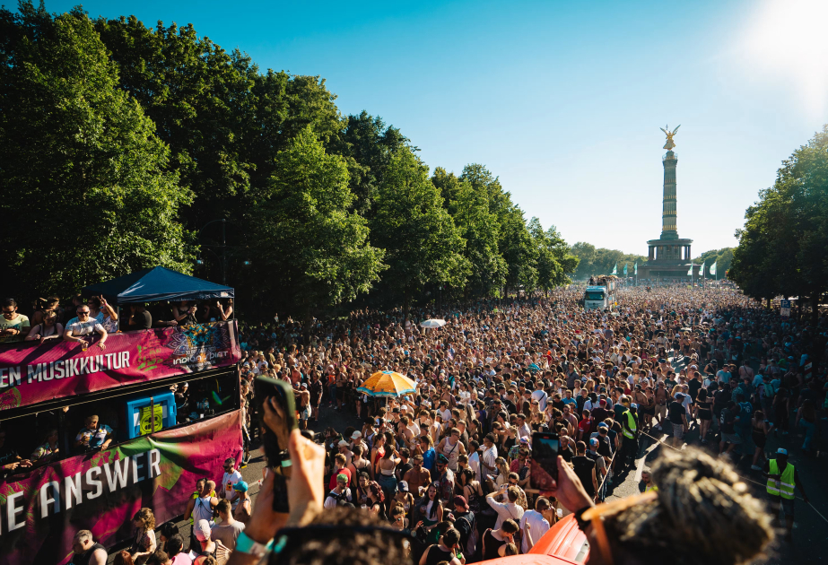Berlində “Rave The Planet” texnoparadında on minlərlə insan iştirak edib