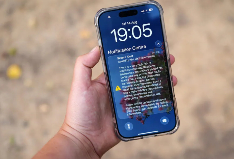 Manqal və fişəng xəbərdarlığı çaşqınlıq yaratdı: Britaniyalılara göndərilən SMS-lər niyə müzakirələrə səbəb oldu?