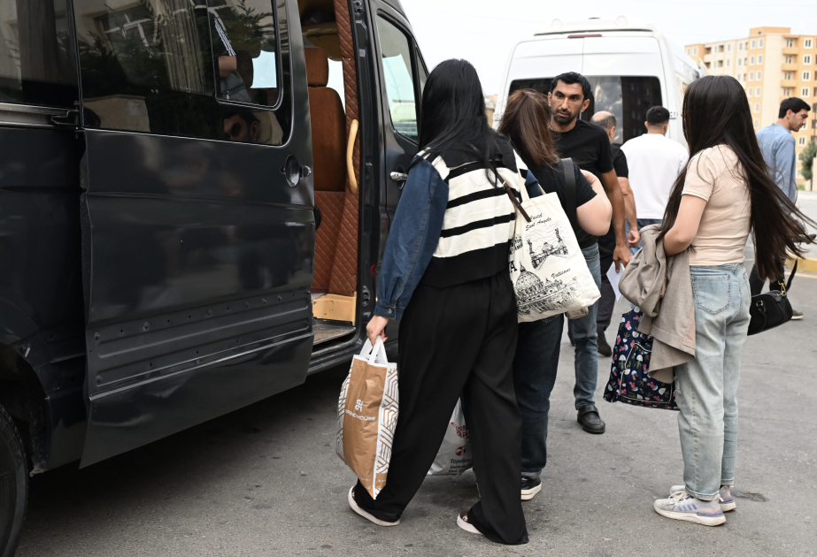 Caravanas de reasentamiento parten hacia las aldeas de Kichik Galadarasi, en Shusha, y Guzeykhirman y Guneykhirman, en Khojavend