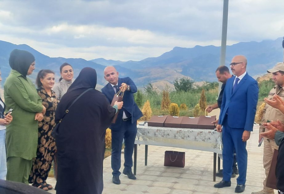Şuşanın Kiçik Qaladərəsi kəndinə köçən 11 ailəyə mənzillərin açarları təqdim edilib