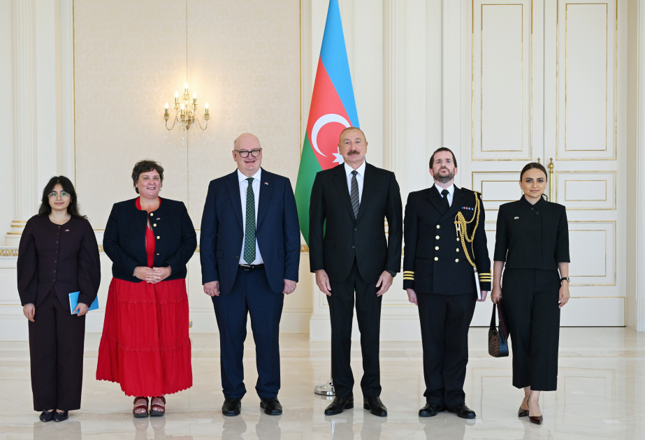 Prezident İlham Əliyev Böyük Britaniyanın Azərbaycanda yeni təyin olunmuş səfirinin etimadnaməsini qəbul edib