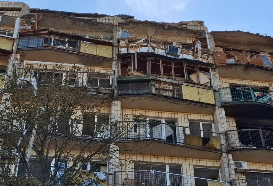 Rusiyanın raket zərbələri nəticəsində Kiyevdə yaşayış binaları dağılıb - FOTOLAR