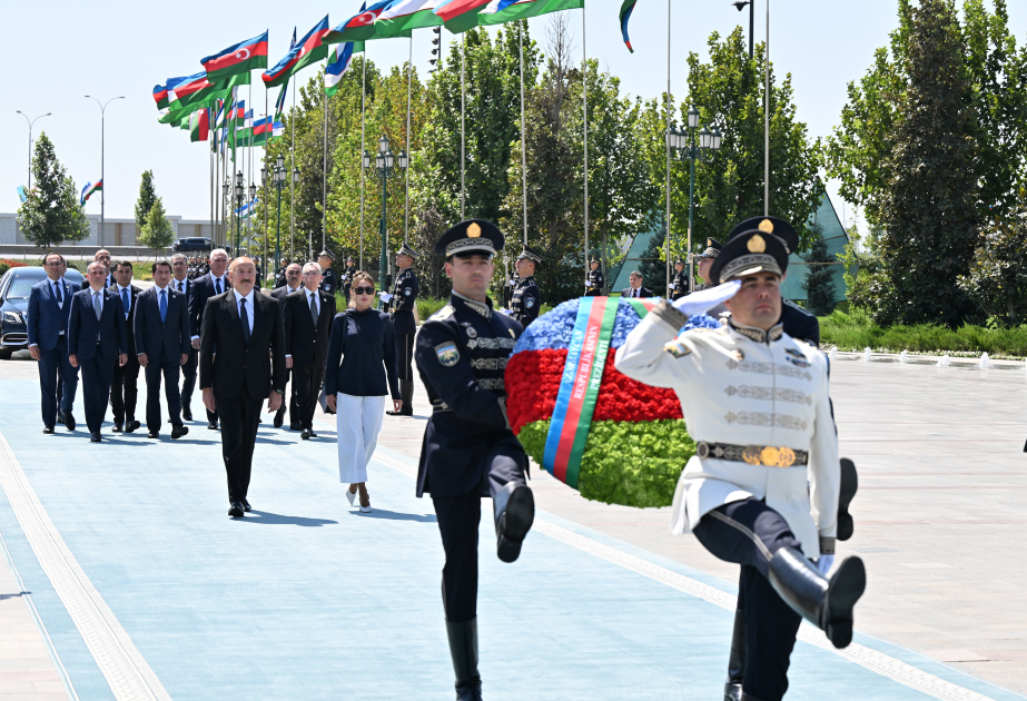 President Ilham Aliyev visited Independence Monument in Tashkent VIDEO