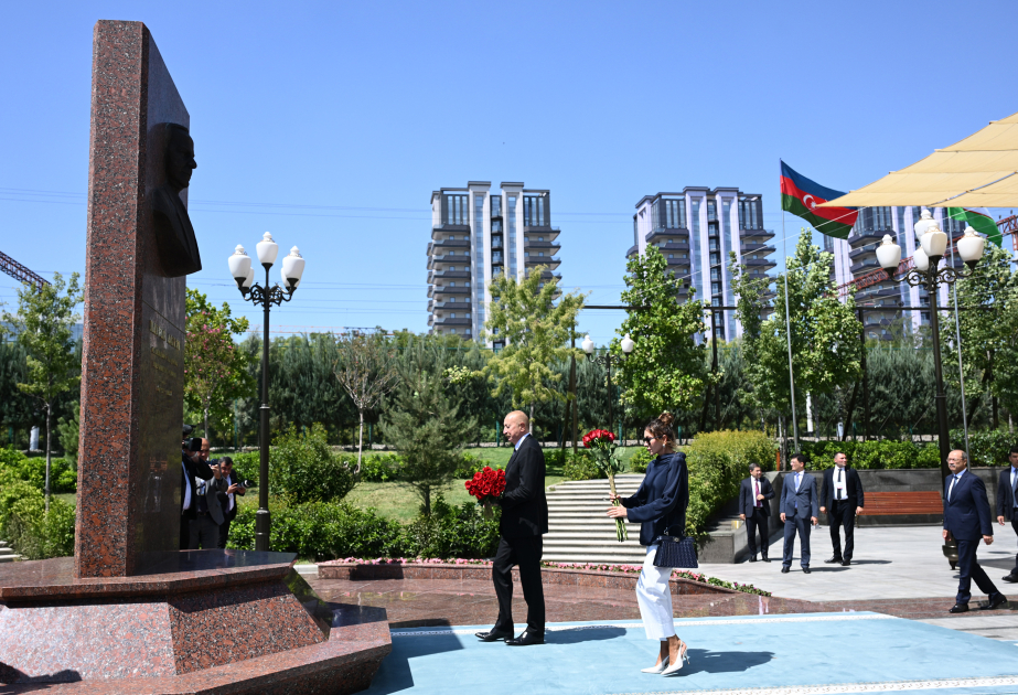 Präsident Ilham Aliyev und First Lady Mehriban Aliyeva legen Blumen am Basrelief von Nationalleader Heydar Aliyev in Taschkent nieder VIDEO