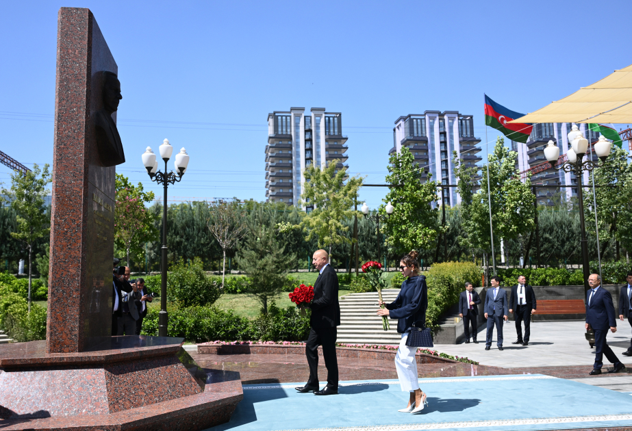   El Presidente de Azerbaiyán y la Primera Dama depositan flores ante el bajorrelieve del Líder Nacional en Taskent