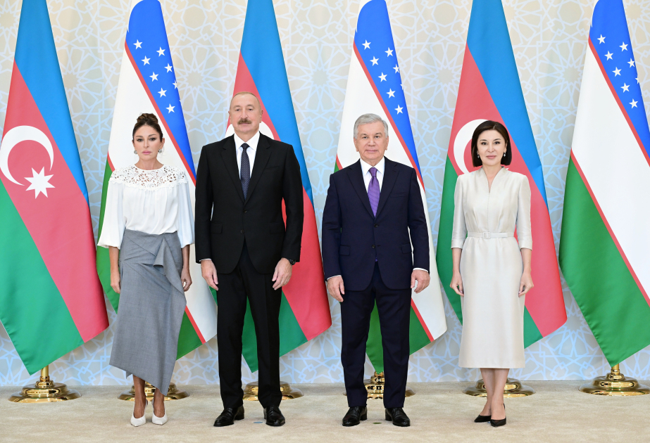 Президенты и первые леди Азербайджана и Узбекистана сделали совместное фото в Государственной резиденции «Куксарой» ВИДЕО