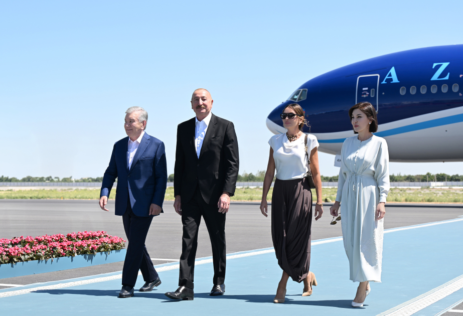 الرئيس إلهام علييف والسيدة الأولى مهربان علييفا يصلان إلى بخارى