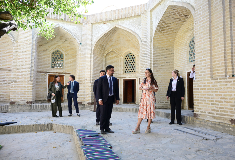 Leyla Əliyeva ilk Buxara Biennalesinin əsərləri ilə tanış olub