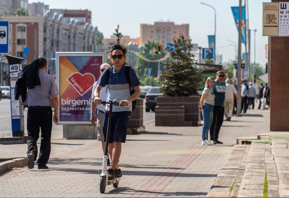 В Казахстане запретили ездить на электросамокатах по тротуарам